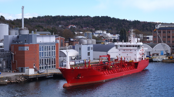 Rotes Frachtschiff