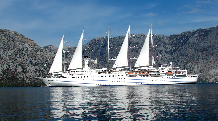 Kreuzfahrtschiff mit ergänzendem Wind-Antrieb