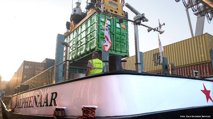 Batterie-Container bringen das Binnenschiff "Alphenaar" in Fahrt